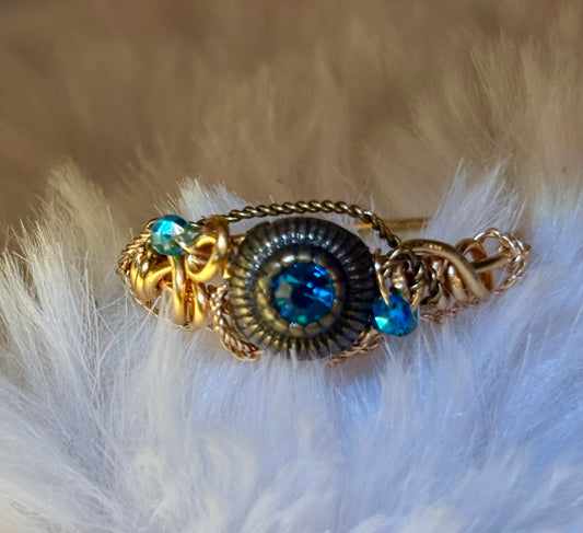 Turquoise rhinestone ring in gold￼