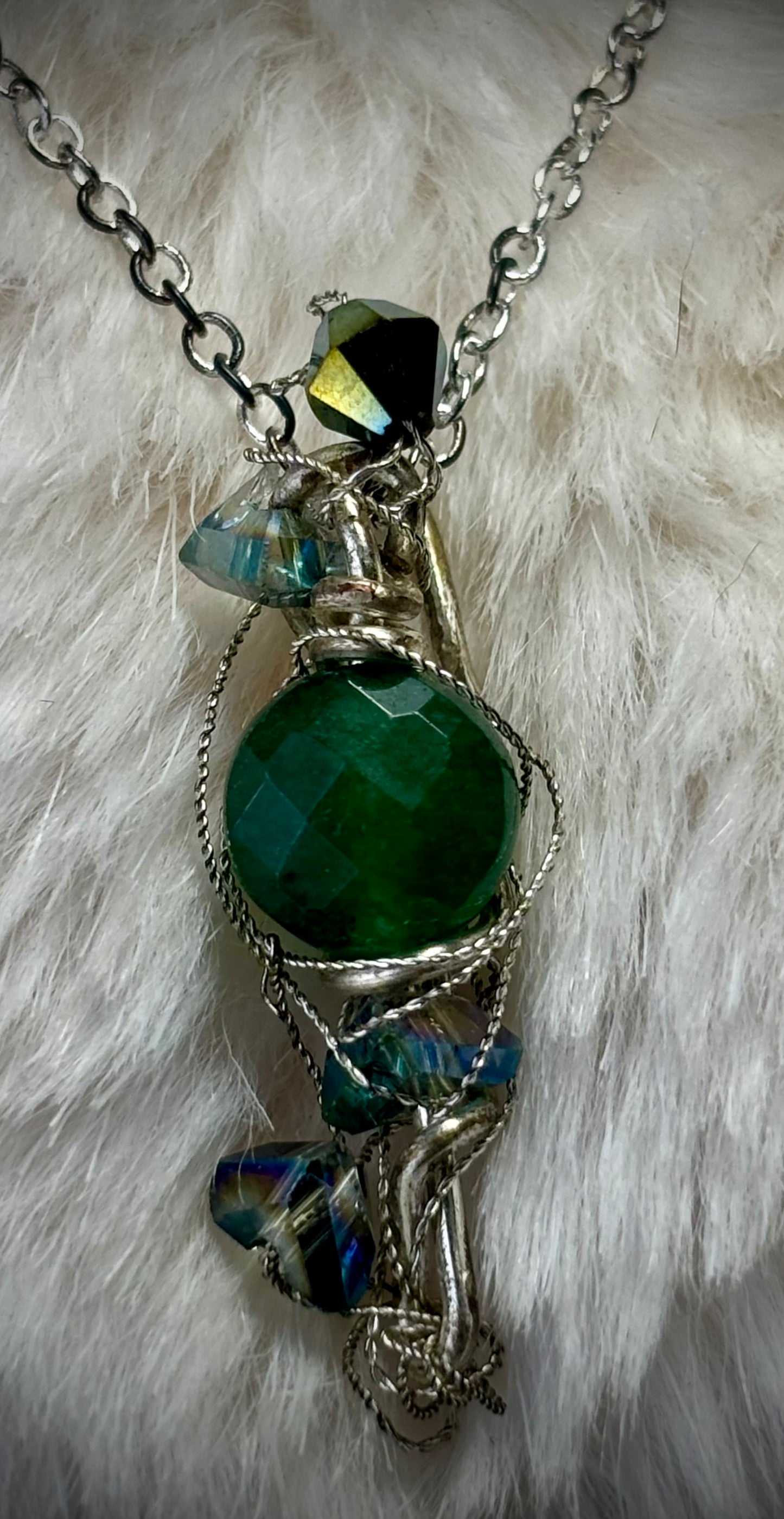 Evergreen guardian: nephrite earring, and pendant set