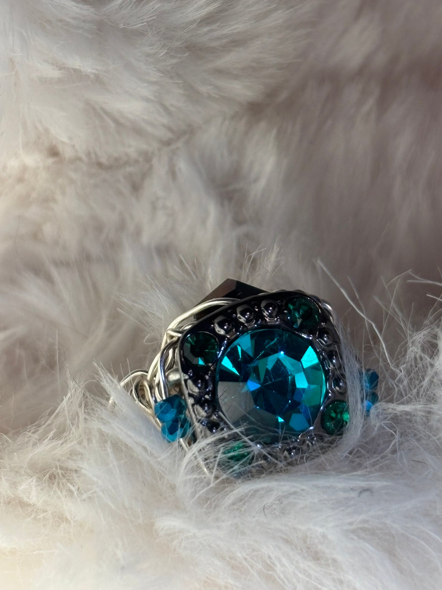 Turquoise green rhinestone ring in silver￼