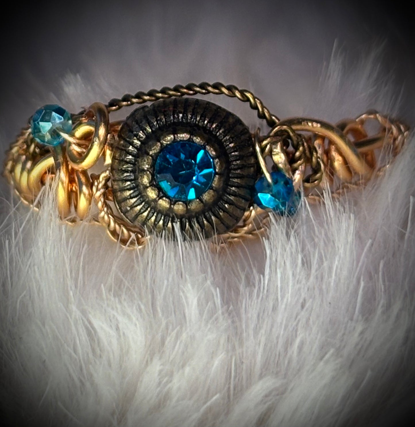 Turquoise rhinestone ring in gold￼