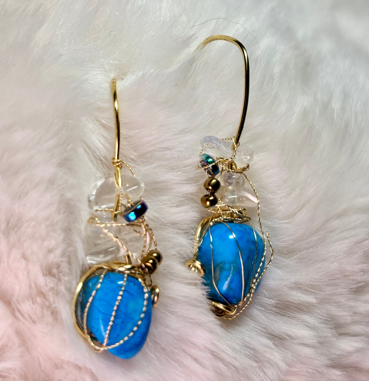 Sky Tide: Howlite Earrings, earring, and pendant set ￼