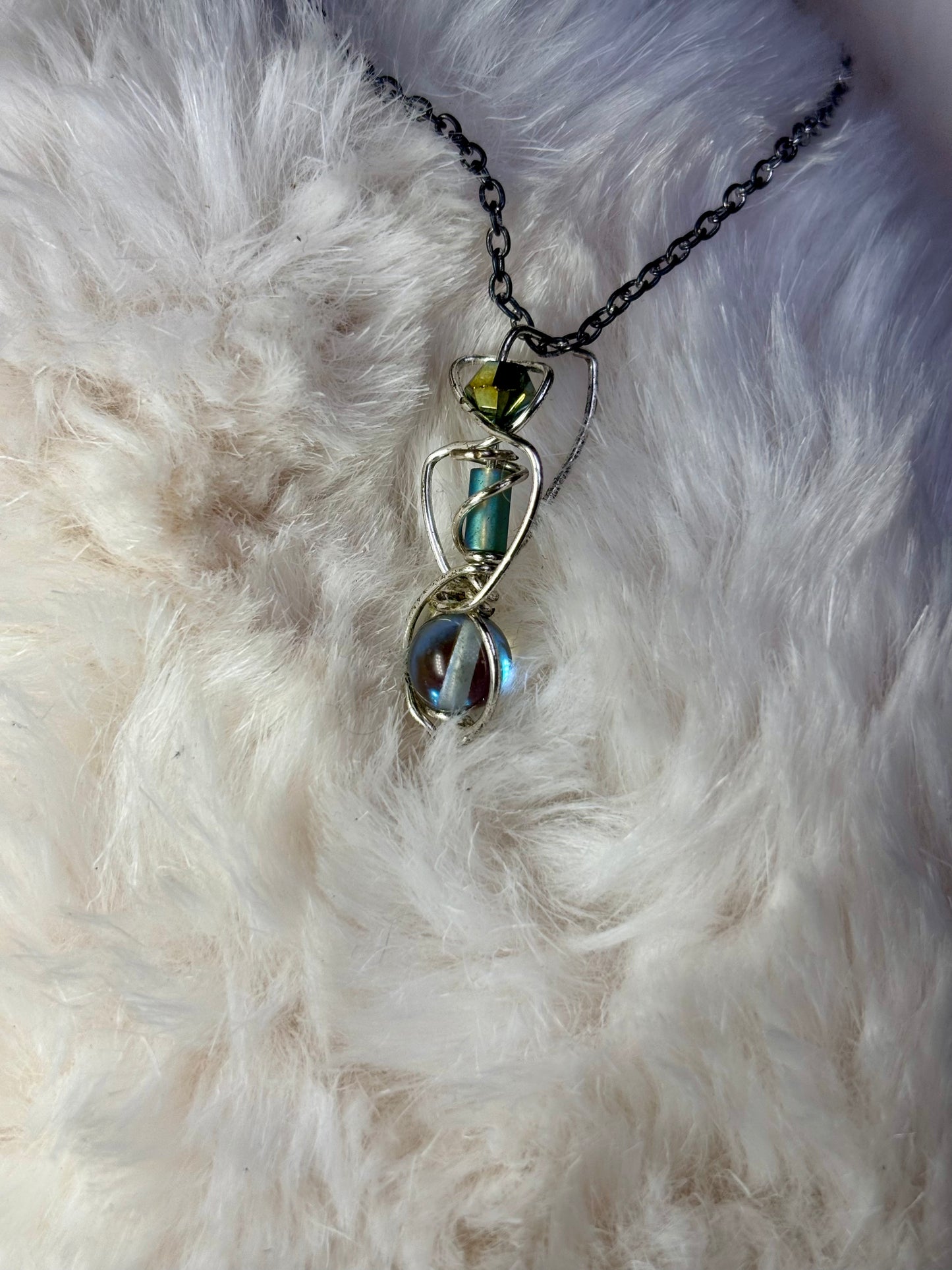 Feline Focus:    cat’s eye pendant (set available)